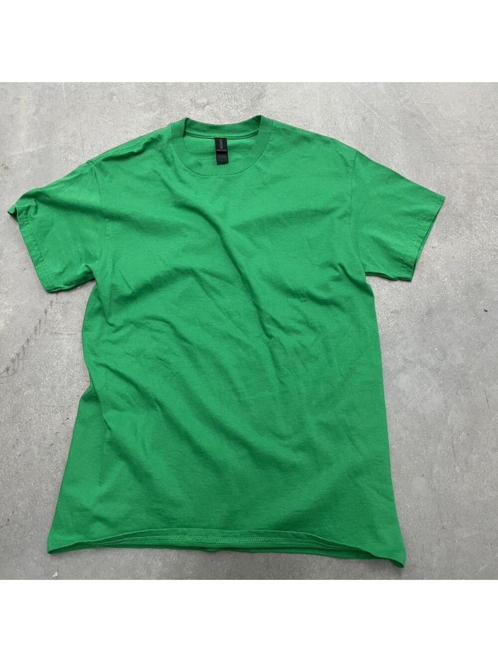 Plain Green Mens T Shirt Sized Small by Gildan
